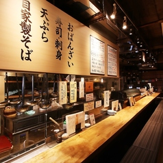 当店では、お一人様でも気軽にお立ち寄りいただけるよう、ゆったりと座れるカウンター席をご用意しております。自分のペースで美味しいお酒とお料理を味わいながら、一人の贅沢な時間を存分にお楽しみいただけます。また、お連れ様との距離が自然と縮まるカウンターは、大切な方とのデートでのご利用にも最適です。