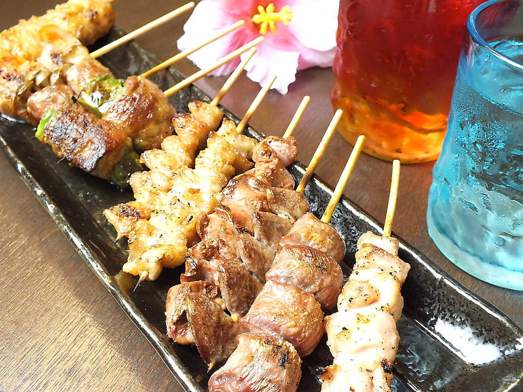 自慢の炭火焼き鳥★１本からご注文OK！タレor塩、お好みでどうぞ！（料理画像はイメージ）