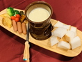 予約限定メニュー　【米粉パンのチーズフォンデュ　一人前は 700円　2名様以上から注文可】　写真は3名様分です。　事前に注文を頂いて予約当日にご用意致します。　※　当日注文は出来ません。　使用アレルゲンは、乳・大豆・豚
