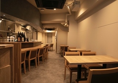 2人掛けのテーブル席をご用意しております。友人や恋人と共に心地よい時間を過ごすのにぴったりです♪料理が焼き上がる香りに包まれながら、楽しい会話が弾むひとときをお過ごしください！