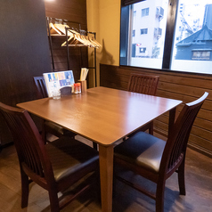 2名様用のテーブル席を3席ご用意しております。仕事の同僚の方と軽く1杯といった時や、デートでのお食事などに最適です。またテーブルをつなげて4名様用のお席をご用意する事も可能になっており、ご友人との飲み会などにもご活用いただけますのでお気軽にご相談下さい！店内は全席喫煙可能ですので、愛煙家の方も安心です！