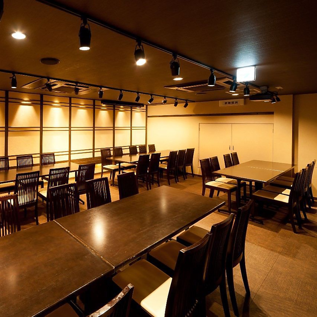 2階フロア貸切（最大70名様）プロジェクター・ワイヤレスマイクなどの音響設備も完備。