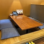 足を伸ばしてお座りいただける掘りごたつのお席。ぜひ皆さまでゆったりとお食事をお楽しみください♪