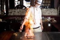 目の前の鉄板で魅せるライブパフォーマンスが魅力♪