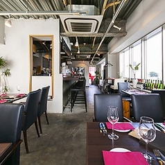 基本的に4名テーブルですが2～18名様まで自由に組み合わせられます、スペースに余裕があるので荷物やベビーカーも楽に置けます♪