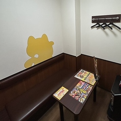 3名様までの少人数利用にぴったりなお部屋を、当店で最も多い13部屋完備しております!カップルでのデートや、ご友人と思いっきり歌いたい時におすすめのプライベート空間です。もちろん飲食物の持ち込みOK!地域最安値に挑戦中のコスパ最強な当店で、周りを気にせずお好きな曲を熱唱してください♪