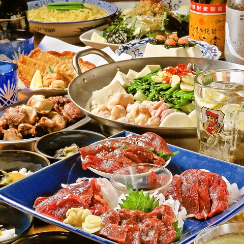 馬刺しと国産もつ鍋をメインとした九州料理とこだわり焼酎が勢ぞろいのお店です。