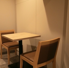 4人掛けのテーブル席は友人や家族、同僚など様々な場面にピッタリです。隣の方との間隔もちょうどよくリラックスして過ごせますよ♪料理を皆でシェアしながら楽しい時間をお過ごしください！