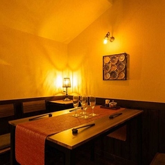 【ビジネスシーンにも重宝】顔合わせ・会食・接待といった大切なおもてなし時間にもご利用頂ける半個室。当店自慢の牛たんや国産牛のお料理と会話をじっくりお楽しみください。コースもご用意しております。