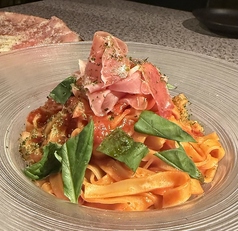 【生パスタ】生ハムとバジルのトマトソースパスタ