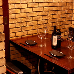 【ご友人とのお食事に】2名～4名様でご利用できるテーブル席。和牛焼肉とワインをお楽しみください。