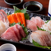 産地直送の新鮮な魚介を使用しております！素材だけでなく調理法や盛り付けにもこだわっております！当店名物の炭火焼き鳥・刺身・焼きなどでご提供しておりますので、新鮮な味わいをぜひご堪能ください！