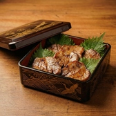 厳選した牛タンを使用し、部位ごとの特徴を見極めて丁寧に下処理。最適な厚みでカットし、強火で一気に焼き上げることで外は香ばしく中はジューシーに仕上げています。噛むほどに広がる旨味と心地よい食感が魅力で、シンプルな味付けだからこそ素材の良さが際立ちます。