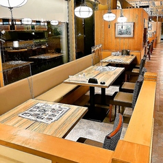 大きな窓から移り行く季節を臨むテーブル席。美しい木目が広がる落ち着いた空間に、季節の彩りが映える至福のひととき。食材の豊かな風味を引き立てる上質な器と、心安らぐ雰囲気の中、大切な方との語らいをお楽しみください。