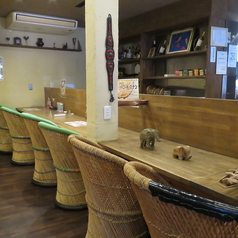 カウンター6席ございます。