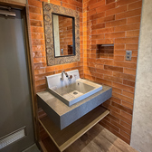 化粧室の手洗いの横の壁には、ペーパータオルが埋め込まれています！