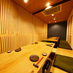 5名様~6名様用掘りごたつ席。すだれで区切られた半個室です。