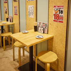 大切な方とゆったり過ごせる、居心地の良い2名様用のお席です。落ち着いた照明と心地よい空間で、美味しい料理とお酒を味わいながら特別な時間をお過ごしいただけます。誕生日や記念日、普段のデートにもぜひご利用ください。 ※画像は系列店