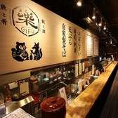 店内には、いつでもふらっと気軽にお立ち寄りいただけるカウンター席をご用意しております。自分のペースでゆっくりとお食事やお酒を楽しめるため、おひとり様でのご利用にぴったりです。また、横並びで座ることで自然と会話も弾むカウンター席は、大切な方とのデートにも最適。思い思いの心地よい時間をお過ごしください。
