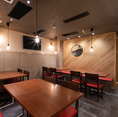 木目調の壁と落ち着いた照明が心地いい店内は、会社での飲み会や各種宴会にぴったりの空間です！テーブル席を中心としたレイアウトで、人数に合わせた利用もしやすく、周りを気にせずゆっくり楽しめるのが魅力★気になることはお気軽にお問い合わせください！