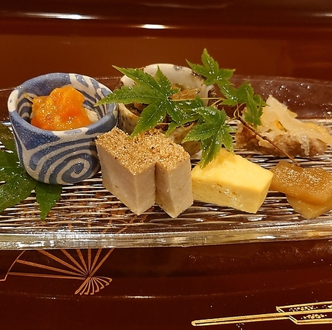 水は京都の三名水　染井の水　を使用し、四季の折々の食材を使ってご提供します。