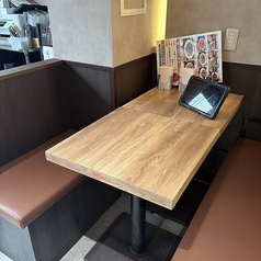 ゆったりとした広さが魅力の7名様席は、会社の飲み会やご友人同士の集まり、ちょっとした宴会にもぴったり。広々としたテーブル席で料理も並べやすく、周りを気にせず会話とお食事をゆっくりお楽しみいただけます。