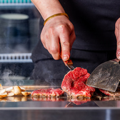 海鮮だけでなく、肉料理にもこだわりを尽くしております。和牛やラム肉は店内で丁寧にカットし、最高の状態でご提供。シェフが鉄板で焼き上げるステーキは、迫力ある調理風景とともにお楽しみいただけます。素材の魅力を存分に味わう至福のひとときをお届けします。