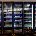ドリンクはセルフスタイルのドリンクバー形式を採用。ビールや日本酒、焼酎、サワー、カクテルなど多彩なラインナップをご用意し、ソフトドリンクも充実しております。食材選びからお飲み物まで、お客様ご自身で自由にお楽しみいただくことで、上質な食体験と優れたコストパフォーマンスを実現しております！