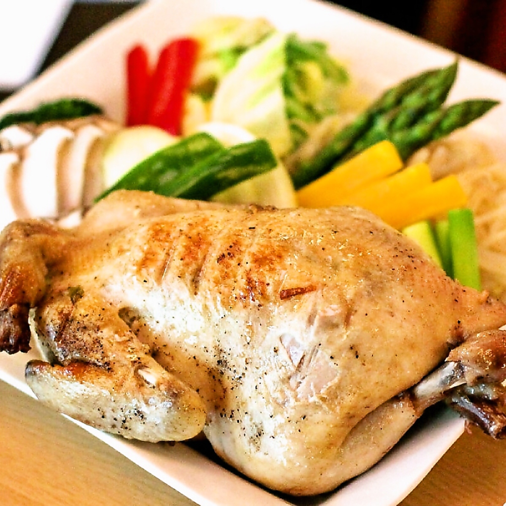 ジューシーな肉質が絶品、贅沢に新潟45日鶏を丸々一羽使用！