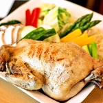 ジューシーな肉質が絶品、贅沢に新潟45日鶏を丸々一羽使用！