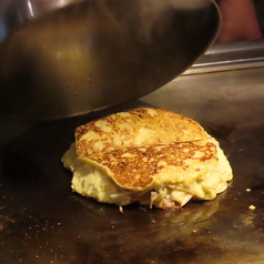 テッパンで焼き上げる料理の写真