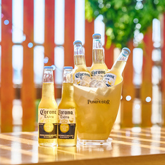 カラフルなカクテルとおしゃれな空間が広がる「BLUE HAWAII 新宿店」。南国リゾートをイメージした店内は、どこを切り取っても写真映え抜群。BBQ料理や豊富なドリンクとともに、女子会や誕生日会にもぴったりな楽しい時間を過ごせます。非日常感たっぷりの空間で、特別な夜をお楽しみください