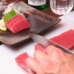 店主が自ら目で見て選ぶ。毎朝仕入れる新鮮マグロ料理