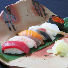 ＜鮮魚を使用した握り＞握り寿司6貫の写真