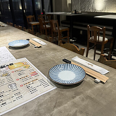 大切な人との距離を縮める、広々としたカウンター席。デートや接待といった特別なシーンにも最適です。