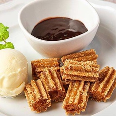 揚げたてチュロスとバニラアイス　ホットチョコレートソース添え