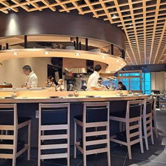 デザイナーが手掛けた美しい曲線のカウンター席は、デートやお一人様でのご利用に最適です◎職人の技を間近に眺めながら、ライブ感あふれるお食事をお楽しみいただけます♪