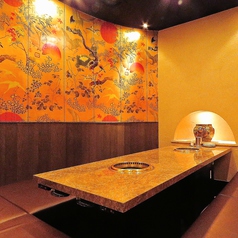 和モダンで洗練された優美な空間のテーブル席は人数にあわせてご利用ください。