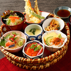 人気の海鮮籠御膳。昼飲みにもどうぞ。