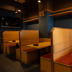 4人掛けのテーブル席も2卓ございます。ご友人との気軽な食事や、ご家族でのご利用に最適です。ゆったりとした空間で、美味しい料理とお酒を囲みながら、楽しい時間をお過ごしいただけます。グループでのご利用にもぜひご活用ください。