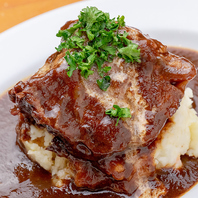 牛ホホ肉の赤ワイン煮込み