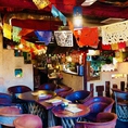 【インテリアにこだわり有り!!常ににぎわうメキシコ料理居酒屋】店内テーブル席は人数に合わせてレイアウト変更OK!!