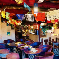 【インテリアにこだわり有り!!常ににぎわうメキシコ料理居酒屋】店内テーブル席は人数に合わせてレイアウト変更OK!!