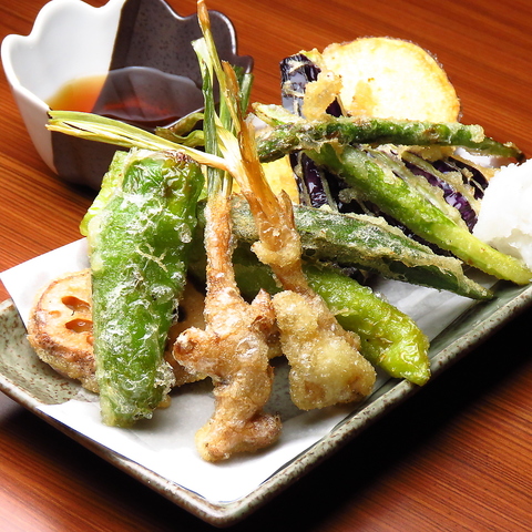 八百屋で仕入れた新鮮な野菜を使用した天ぷらや、豊洲のお魚を使用したお刺身は絶品◎