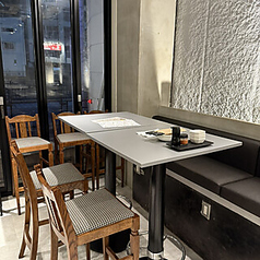 ゆったりとくつろげるソファー&テーブル席。少人数での女子会や飲み会にもぴったりです。