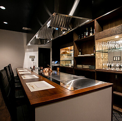 カウンター席は、シェフの卓越した手さばきや、鉄板で食材が焼き上がる音と香りを楽しめるライブ感が魅力です◎お一人様でも気兼ねなくご利用いただけるよう、落ち着いた雰囲気を大切にしております◎もちろん、大切な方との語らいの場にもぴったりです。上質なステーキと共に、祇園の夜をゆったりとお過ごしください♪