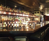 カウンターには、種類豊富なドリンク