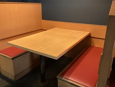 6人掛けのテーブル席も2卓ございます。ご友人との食事会やご家族でのご利用、職場の仲間との宴会など、少人数からグループまで、様々なシーンでゆったりとお過ごしいただけます。周囲を気にせず、美味しい料理とお酒を囲んで楽しい時間をお過ごしください。