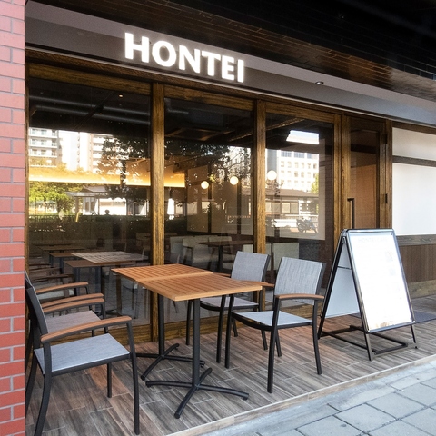 呉市の中心地区を流れる堺川沿いのカフェです