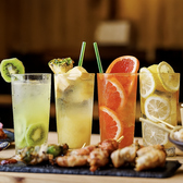 白桃や巨峰、柚子、マンゴーなど豊富なフレーバーを揃えたフルーツサワー。果実の甘みと爽やかな炭酸の刺激が心地よく、食事と合わせても重くならない飲みやすさが特徴です。見た目も華やかでテーブルを彩り、会話が弾む一杯に。お酒が苦手な方にも楽しみやすく、幅広い世代に選ばれている人気のドリンクです。